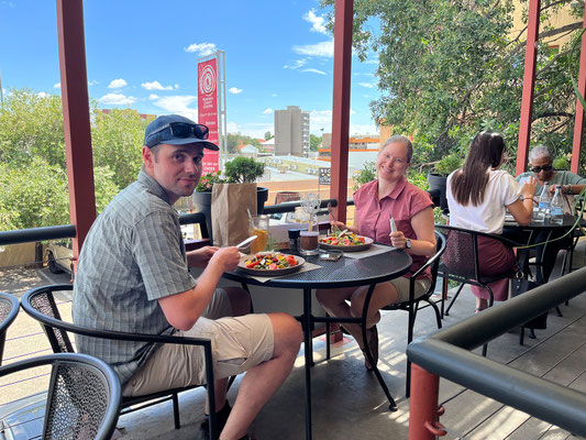 27.03. Gegen 13:00 sind wir im Craft Center, wo wir lecker essen ...