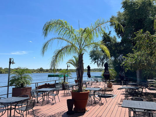 21.03. Über die Transit Road durch den Mahango sind wir bereits um 11:00 in der Nunda Lodge.
