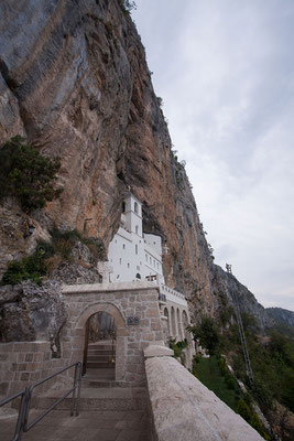 5.9. Ostrog ist eines der bedeutendsten Köster der serbisch-orthodoxen Kirche. Das Kloster wurde 1656 vom Metropoliten von Hum und der Herzegowina, Vasilije Jovanović, gegründet. 