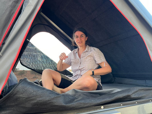 01.03. Bagatelle Kalahari Game Ranch: Das Schalen - Dachzelt ist super, in 2 Minuten offen bzw. zugeklappt. Ein anderes kommt in Zukunft nicht mehr in Frage!