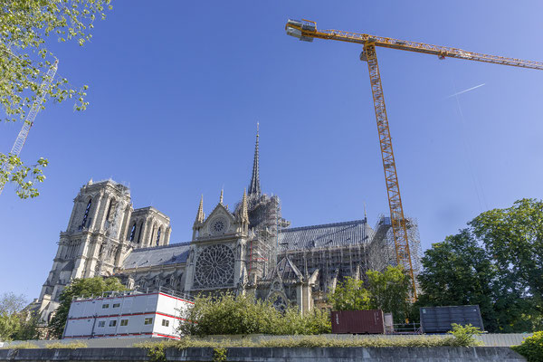 Nach dem Besuch der Kathedrale fahren wir mit dem Batobus zum Louvre.