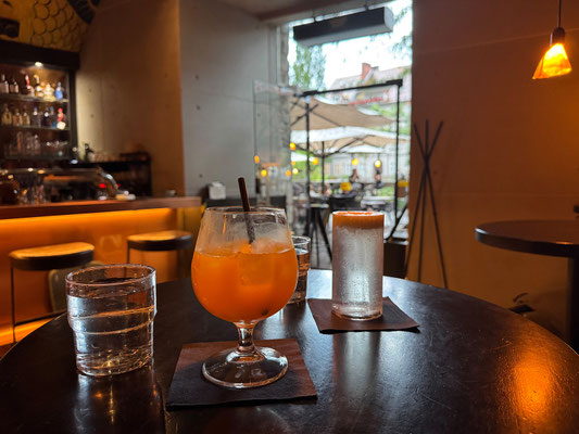 Im Fetiche lassen wir uns Cocktails schmecken während ein kurzer Gewitterschauer niedergeht.