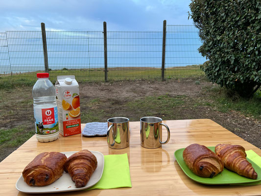 Wir frühstücken gemütlich am CP La Govelle.