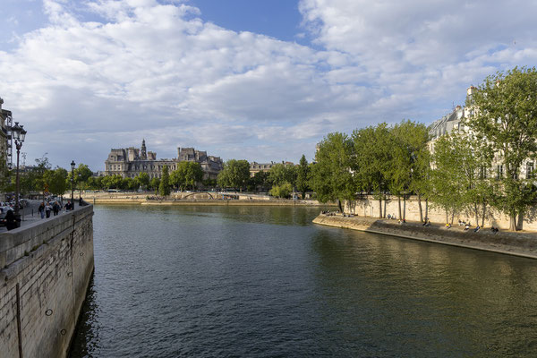 Malerisch liegt die île de la Cité in der Seine
