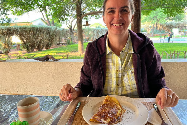 12.10. Unser letzter Tag in Namibia bricht an. Auf Etango frühstücken wir ausgiebig. 