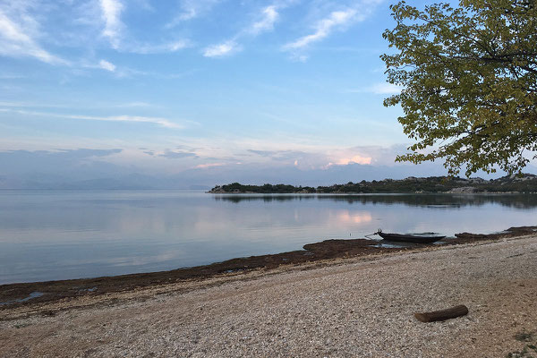 15.9. Murići ist der einzige montenegrinische Ort mit Strandzugang zum Shkodra See, ansonsten dominiert Steilküste. 