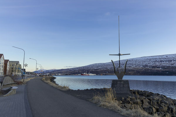 Bevor wir Akureyri wieder verlassen, sehen wir uns die Skulptur "Sailing/Sigling" von Jón Gunnar Árnason an, die im Morgenlicht besonders schön aussieht.