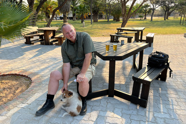 18.09. Palm Afrique Lodge, Ghanzi: Wir werden von den Besitzern und den drei Hunden freundlich empfangen.