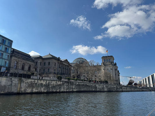 Ich unternehme eine Bootstour auf der Spree durch das Regierungsviertel: Reichstag