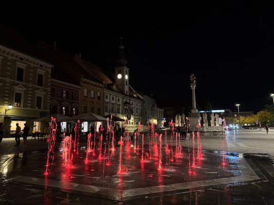Super schön auch der Hauptplatz/Glavni trg bei Nacht.