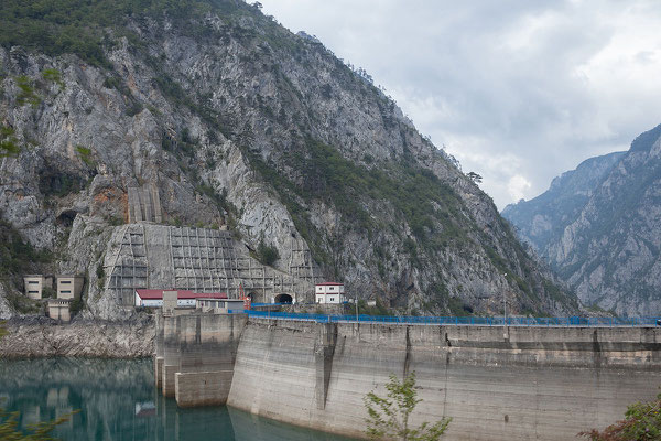 10.9. Die 201m lange Mratinje Staumauer war zur Zeit ihrer Errichtung mit 220m die höchste Staumauer Europas. 