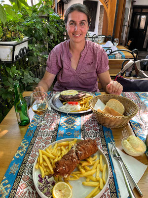 Wir essen im Restaurant Šadrvan ausgezeichnet. Pljeskavica für Kerstin und eine Art aufgerolltes Cordon bleu für Helmut. 