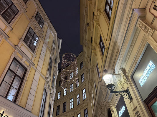 Ein netter Spaziergang führt uns durch die Fußgängerzone, die wie immer wunderschön beleuchtet ist.