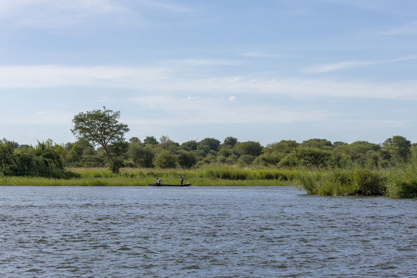 21.03. Um 16:30 starten wir zur Sunset Cruise. Der Fluss ist toll, die Hummeldumm Gruppe an Bord muss man ganz fest ausblenden (was dank deren Lautstärke NICHT leicht ist).