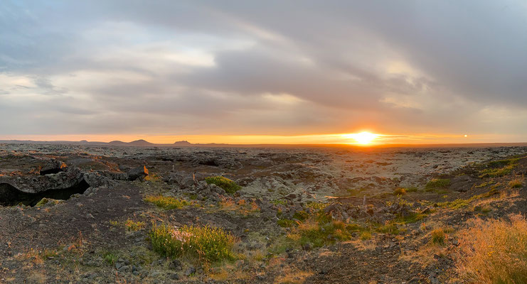 29.07. Auf der Heimfahrt nach Grindavík erleben wir einen tollen Sonnenuntergang in der Nähe der Blauen Lagune.