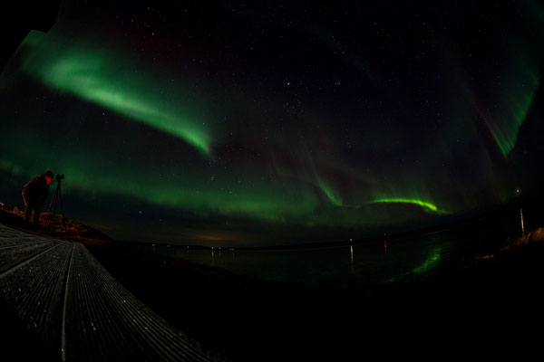 Gegen Mitternacht lässt die Intensität der Nordlichter dann nach und wir krabbeln in unser gemütliches Bett.