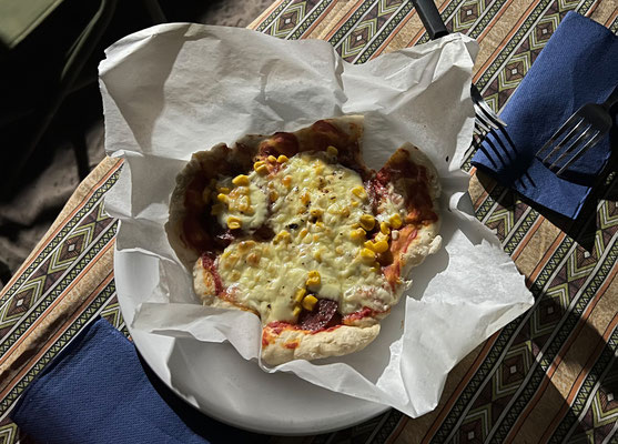 12.03. Xade Campsite: die Pizza ist nicht wirklich formschön, schmeckt aber köstlich!