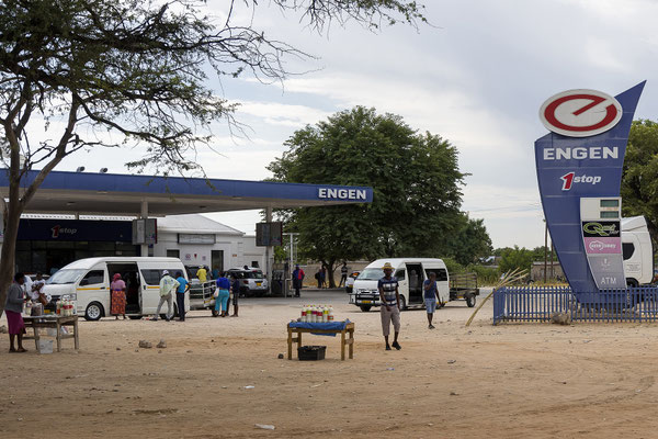 24.03. In Rundu tanken wir und sehen noch ein wenig dem bunten Treiben zu bevor es weiter in südl. Richtung geht.