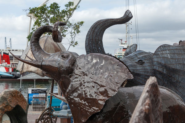 13.10. V & A Waterfront: im und vor dem African Trading Port locken Souvenirs jeder Größe!