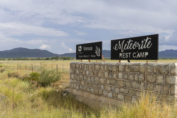 24.03. Vom Meteoriten sind es nur etwa 5 km bis zum Meteorite Restcamp, wo wir heute übernachten werden.