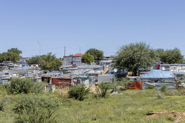 28.03. Stadtrundfahrt Windhoek: Vorbei an den Hütten Katuturas geht es retour in die Stadt.