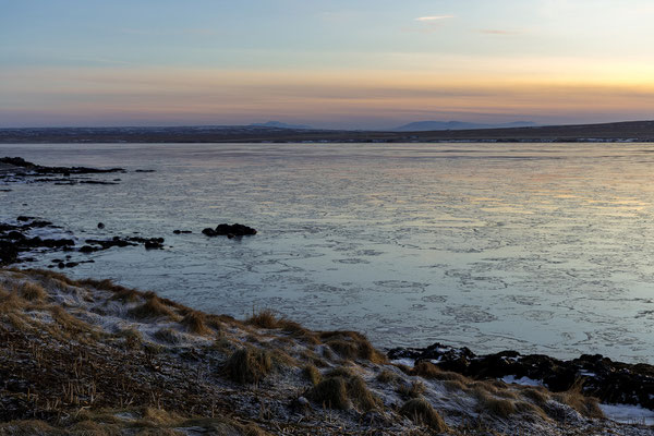 Es liegt malerisch am Miðfjörður.