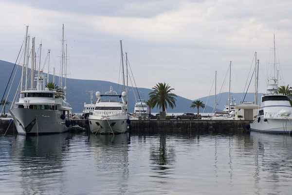 8.9. Der 2010 eröffnete Porto Montenegro in Tivat bietet als erster Tiefwasser-Yachthafen der Adria Liegeplätze für Superyachten, Luxushotels und -boutiquen mit dazugehöriger Gastronomie. 