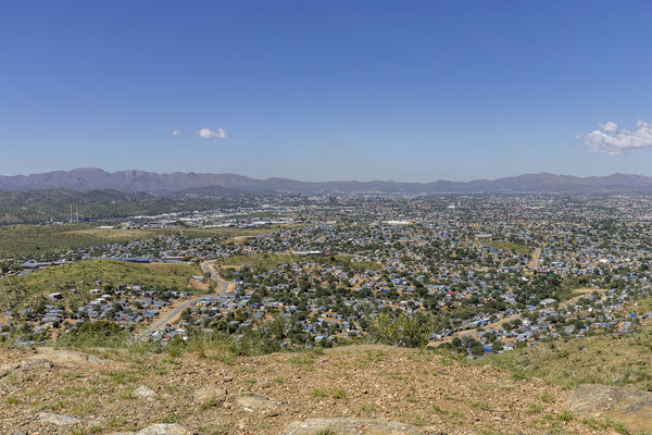 28.03. Stadtrundfahrt Windhoek: Von unserem Aussichtshügel blicken wir auch auf Katutura (= der Ort, an dem wir nicht leben wollen), Windhoeks größtes Township