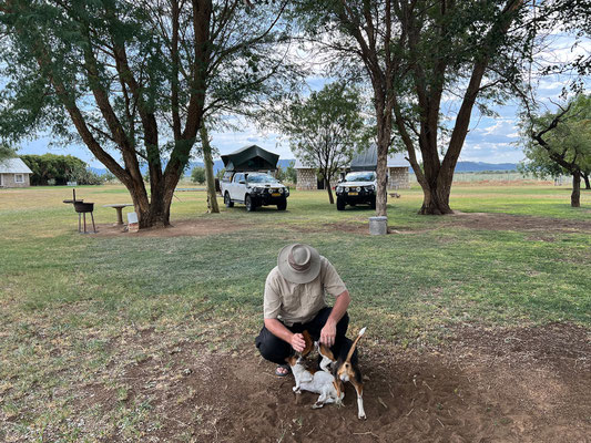 24.03. Meteorite Restcamp: wir haben neue Freunde :-). Die Kleinen weichen nicht mehr von unserer Seite!