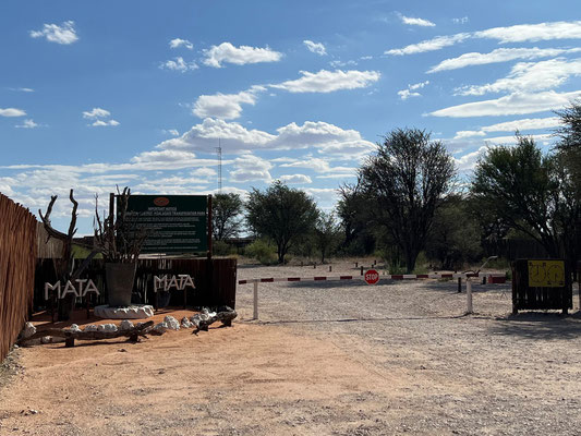 03.03. Wir reisen in Mata Mata aus Namibia aus und checken bei Sanparks für die Südafrika Unterkünfte im Kgalagadi Transfrontier Park (KTP) ein. 