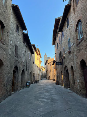 09.04. San Gimignano zu früher Stunde, menschenleere "Hauptstrasse"