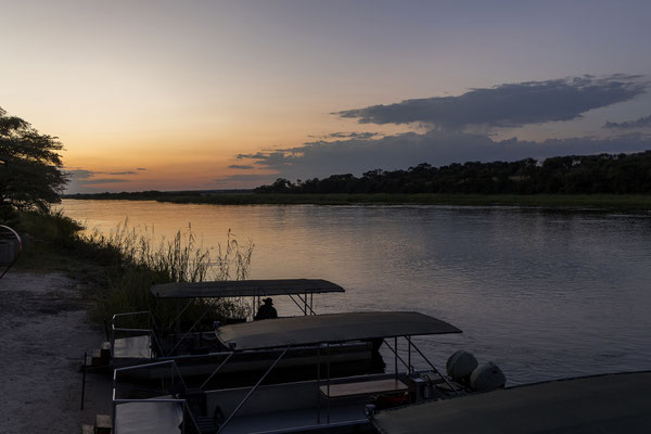 23.03. Nach der Bootsfahrt gönnen wir uns Shandies an der Lodge.