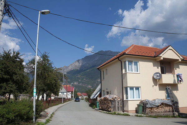 14.9. In Gusinje ist man benahe mitten drin im Prokletije Gebirge und bereits mit einem Fuß in Albanien.