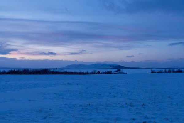 23.02. Austurey Cottages: In der Früh blicken wir aus unserem Cottage auf frisch gefallenen Schnee.