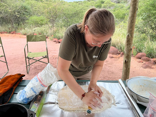 25.03. Waterberg Wilderness: zurück auf unserer Campsite widmen wir uns Helmuts Geburtstagsessen. Susanne und Andreas backen eine Riesenzimtschnecke.