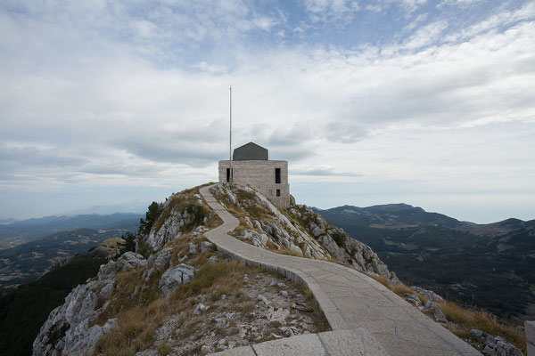 8.9. Das Mausoleum wurde mit seinen spektakulären Skulpturen vom kroatischen Künstler Ivan Meštrović gestaltet.