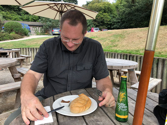 02.09. Glendurgan Garden: wir stärken uns vor der Weiterfahrt mit Cornish Pasties