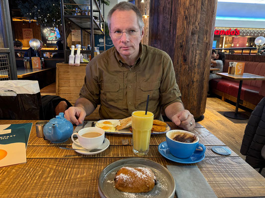 Frühstück am Flughafen 