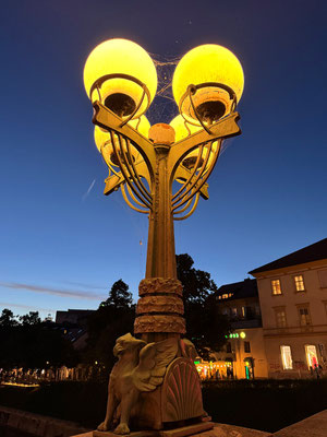 Nach unserem Ausflug auf die Burg spazieren wir entlang der Ljubljanica durch die schön beleuchtete Stadt.