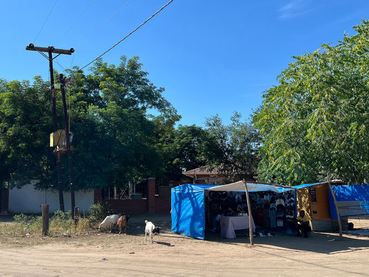 21.03. Heute haben wir nur eine kurze Fahrtstrecke vor uns. In Shakawe tanken wir und gehen kurz zu Choppies.