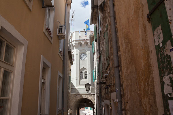 19.9. Herceg Novi - Der Urturm (sat kula) ist das Wahrzeichen der Stadt.