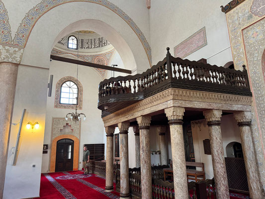 Gazi-Hrusev-Beg Moschee - Das Baščaršija Viertel verdankt seine Entstehung wesentlich dem Sandschak-Beg Bosniens, Gazi Hrusev Beg, der das Amt mehrfach in der ersten Hälfte des 16. Jh. bekleidete.