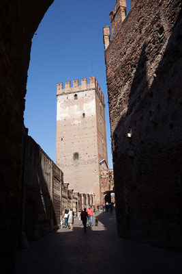 24.09. Verona - Vom Castelvecchio führt der Ponte Scaligero über den Adige. 