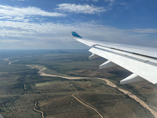 29.02. Um 09:15 landen wir pünktlich in Windhoek.