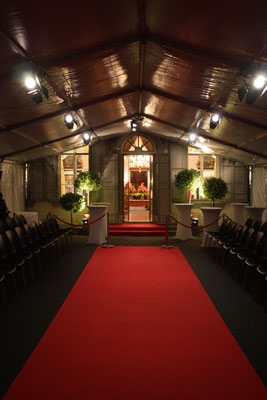 Zelt am Eingang zum Gartensaal