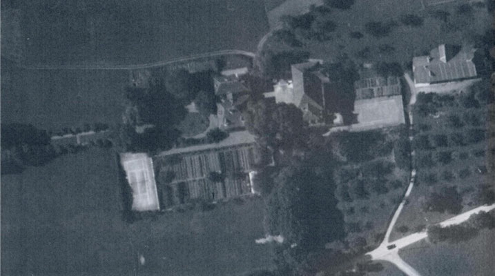1934, Neupflantzung Allee-Nordseite, Tennisplatz, Bauernhaus mit Wohnteil