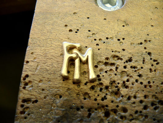 Nachdem optisch alles stimmt kann ich die Buchstaben zusammenlöten.
