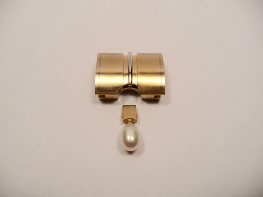 Der Perlstecker könnte durch z.B. einen Stecker mit einem 1 Carat Brillant Stecker getauscht werden. Die halbrunde Aussparung ermöglicht dies.