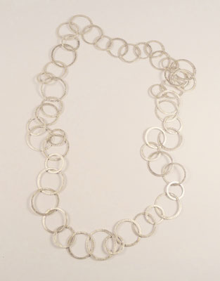 N°90 KETTE - Aus 925/- Sterlingsilber - Verschieden große runde Flachösen zusammengehängt zu einer unendlichen Kette.