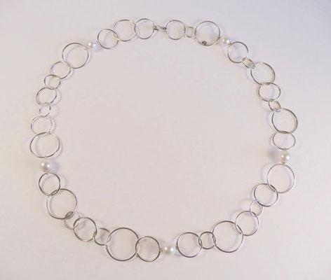 N° 228 KETTE - Aus 925/- Sterlingsilber - Verschieden großen runde Ösen und ca. 7mm - 7,5mm große Akoya Perlen, zusammengehängt zu einer 